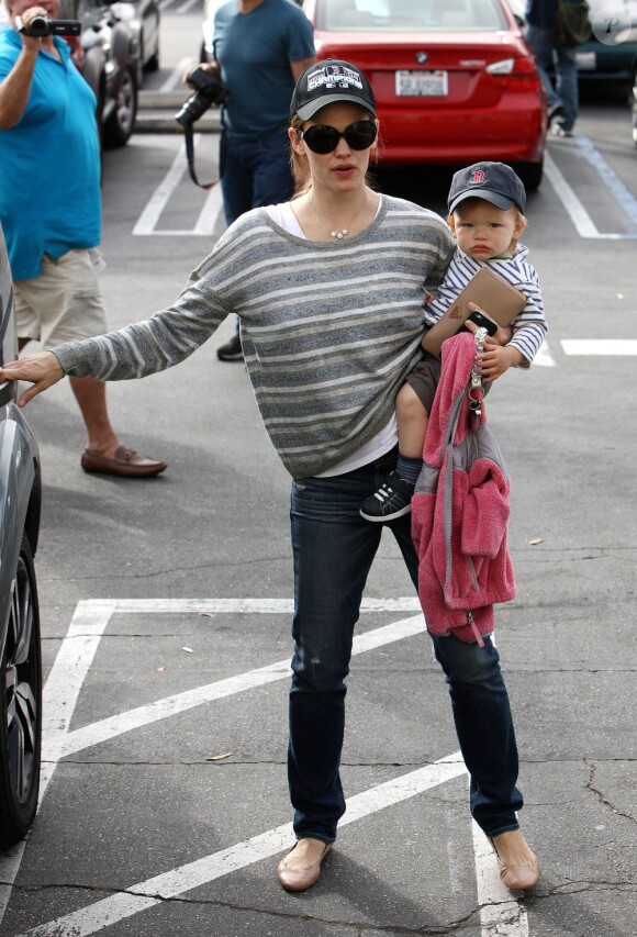 Jennifer Garner en compagnie de ses enfants Violet, Seraphina et Samuel Affleck dans les rues de Los Angeles, le 30 mars 2013.
