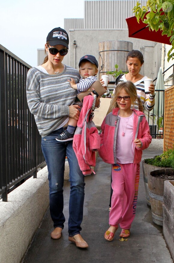 Jennifer Garner avec ses enfants Violet, Seraphina et Samuel Affleck à Los Angeles, le 30 mars 2013.