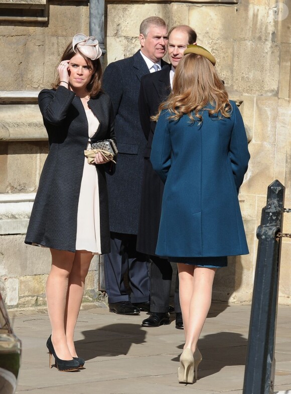 Les princesses Beatrice et Eugenie d'York, ainsi que leur père le prince Andrew (arrière-plan) et leur oncle le prince Edward, assistaient le 31 mars 2013 à la messe de Pâques royale, en la chapelle St George à Windsor.