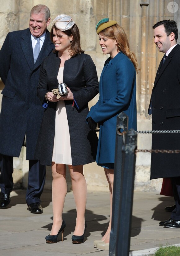 Les princesses Beatrice et Eugenie d'York, ainsi que leur père le prince Andrew (g.), assistaient le 31 mars 2013 à la messe de Pâques royale, en la chapelle St George à Windsor.
