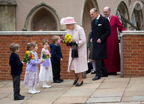 La reine Elizabeth II quittant la chapelle St George après la messe de Pâques, à Windsor, le 31 mars 2013.