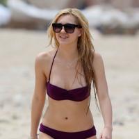 Ava Sambora: En bikini et bonne compagnie, la fille d'Heather Locklear se détend
