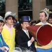 Steve Buscemi : Le "cousin" parade bruyamment avec Vampire Weekend pour Pâques