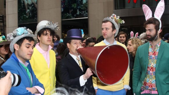 Steve Buscemi : Le "cousin" parade bruyamment avec Vampire Weekend pour Pâques