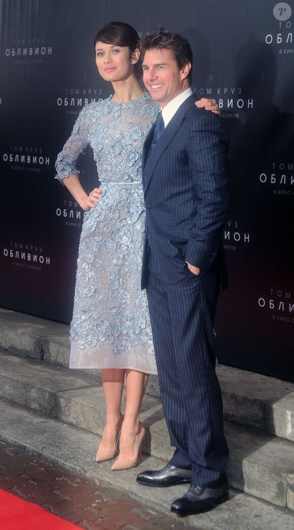 Olga Kurylenko, dans une robe Elie Saab, et Tom Cruise lors de l'avant-première du film Oblivion à Moscou le 1er avril 2013