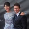 Olga Kurylenko, habillée par Elie Saab, et Tom Cruise lors de l'avant-première du film Oblivion à Moscou le 1er avril 2013