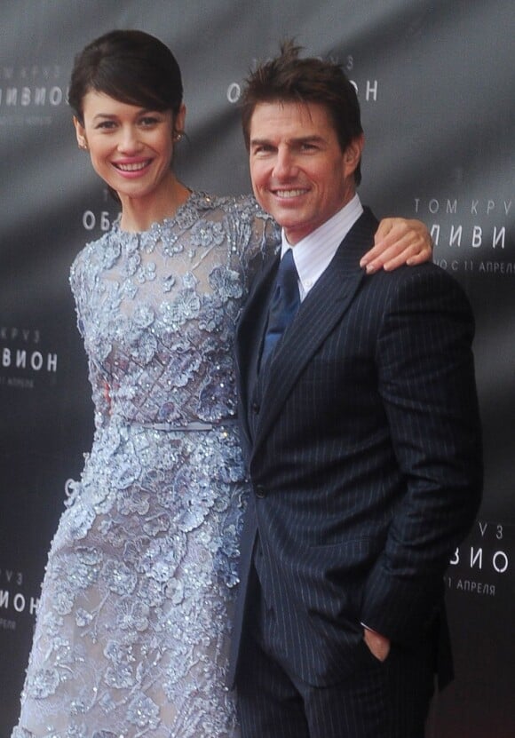 Olga Kurylenko, habillée par Elie Saab, et Tom Cruise lors de l'avant-première du film Oblivion à Moscou le 1er avril 2013