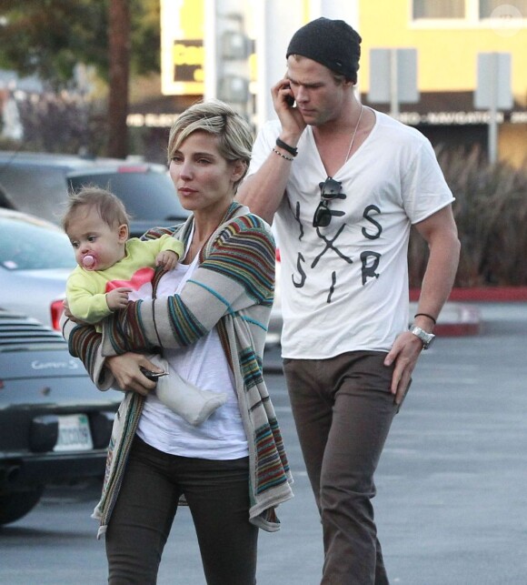Elsa Pataky et Chris Hemsworth et leur petite fille India à Venice (Californie), le 31 mars 2013.