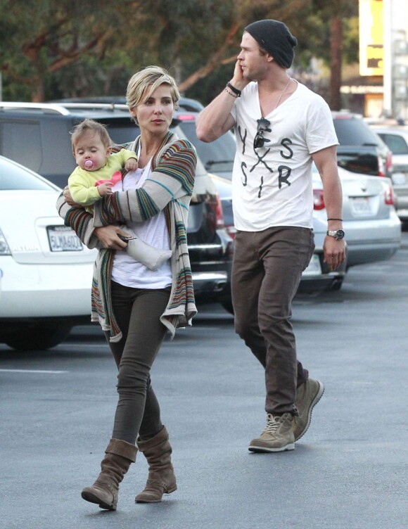 Elsa Pataky et Chris Hemsworth et leur jolie petite fille India à Venice (Californie), le 31 mars 2013.