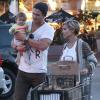 Elsa Pataky et Chris Hemsworth et leur fille India à Venice (Californie), le 31 mars 2013.