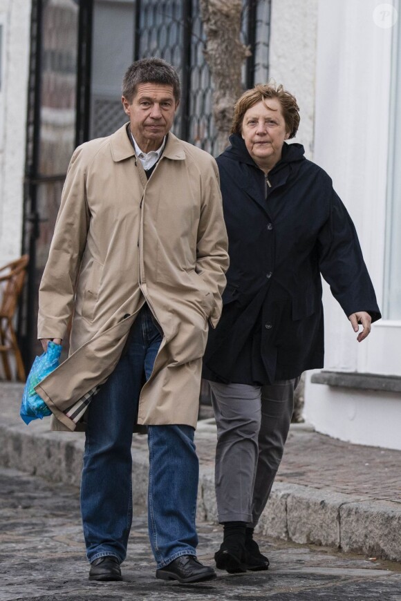 Angela Merkel et son mari Joachim Sauer dans les ruelles d'Ischia en Italie le 30 mars 2013.