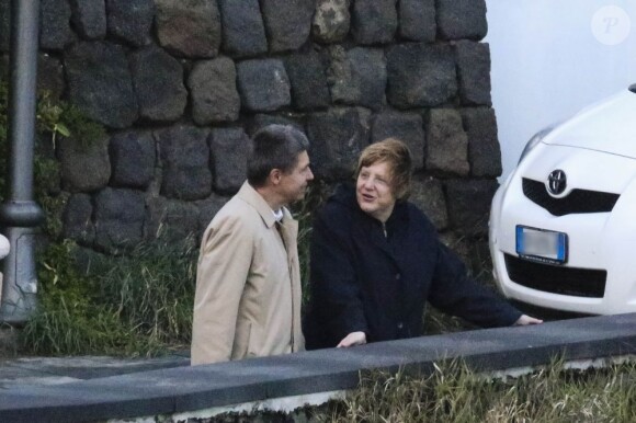 Angela Merkel et son époux Joachim Sauer en balade dans les ruelles d'Ischia en Italie le 30 mars 2013.