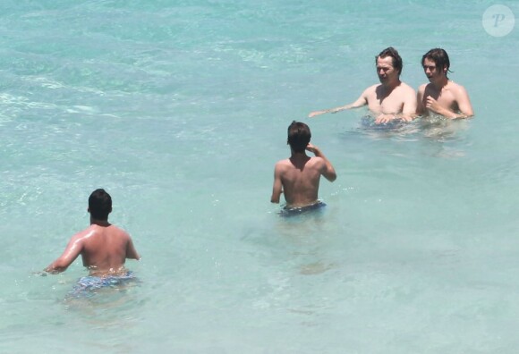 Exclusif - Gary Oldman en vacances avec ses grands garçons Alfie, Gulliver et Charlie à Saint-Barthélémy, le 2 avril 2013