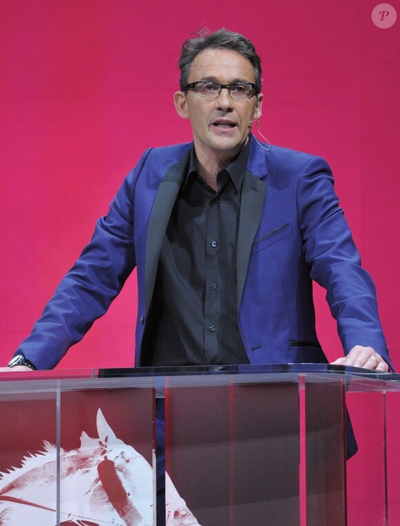 Julien Courbet lors de la 64e cérémonie des Cravaches d'Or au Théâtre des Champs-Elysées à Paris le 3 avril 2013.