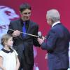 Christophe Soumillon reçoit sa Cravache d'Or des mains de Yves Saint-Martin sous les yeux de sa fille Charlie lors de la 64e cérémonie des Cravaches d'Or au Théâtre des Champs-Elysées à Paris le 3 avril 2013.