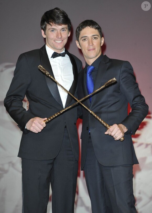 David Cottin et Christophe Soumillon posent avec leurs Cravaches d'Or lors de la 64e cérémonie des Cravaches d'Or au Théâtre des Champs-Elysées à Paris le 3 avril 2013.