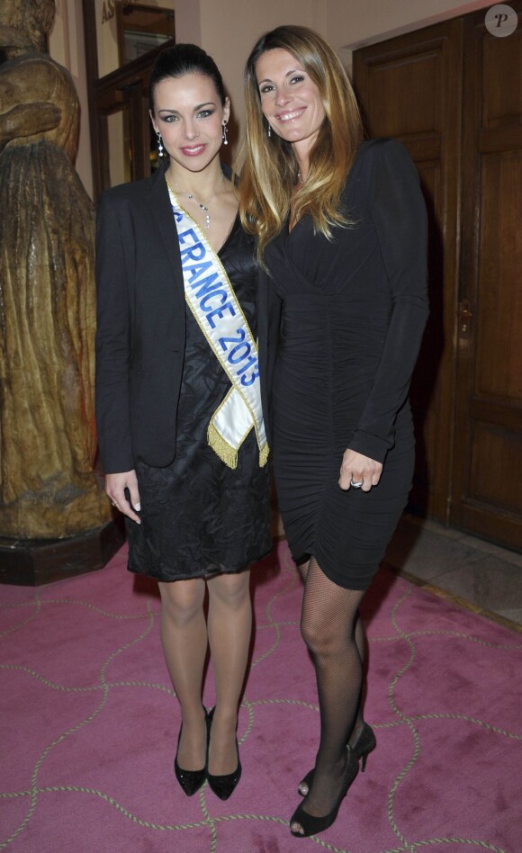 Marine Lorphelin, Miss France 2013, et Sophie Thalmann, Miss France 1998, lors de la 64e cérémonie des Cravaches d'Or au Théâtre des Champs-Elysées à Paris le 3 avril 2013.