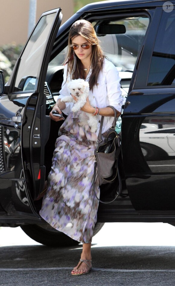 Le top Alessandra Ambrosio dans un look estival pour faire quelques courses à Santa Monica, le 3 avril 2013.