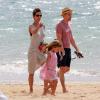 Olivier Martinez, Halle Berry et sa fille Nahla en vacances sur une plage d'Hawai le 27 mars 2013.