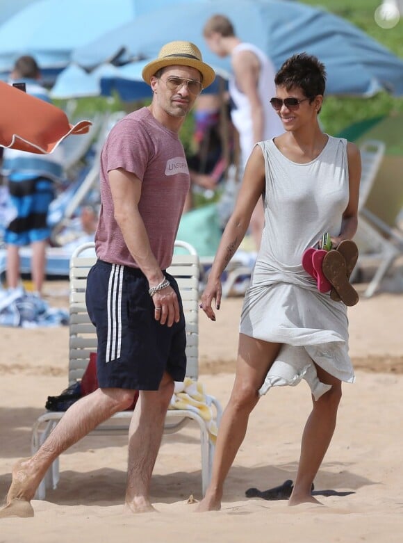 Olivier Martinez, sa chérie Halle Berry et sa fille Nahla en vacances sur une plage d'Hawai le 27 mars 2013.