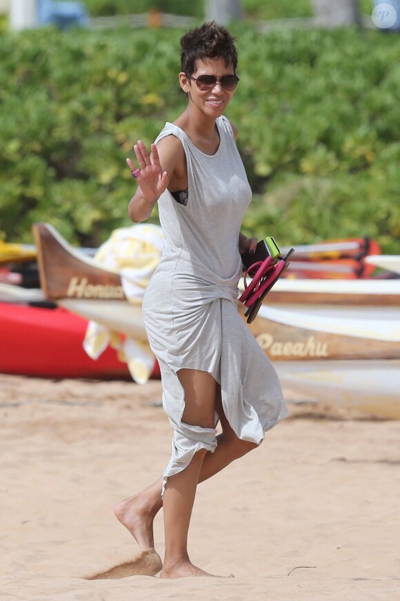 Olivier Martinez, Halle Berry et sa fille Nahla en vacances sur une plage d'Hawai le 27 mars 2013.