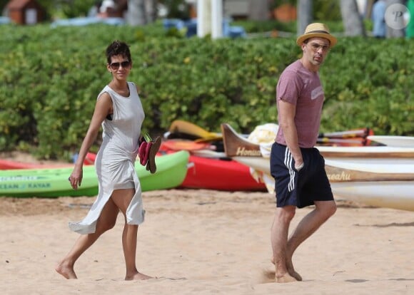 Olivier Martinez, Halle Berry et sa fille Nahla en vacances sur une plage d'Hawai le 27 mars 2013.