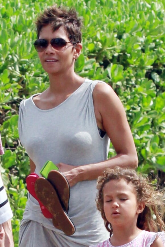 Olivier Martinez, Halle Berry et sa fille Nahla en vacances sur une plage d'Hawai le 27 mars 2013.