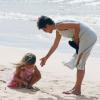 Olivier Martinez et sa fille Nahla en vacances sur une plage d'Hawai le 27 mars 2013.