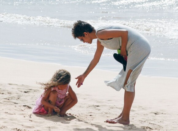 Olivier Martinez et sa fille Nahla en vacances sur une plage d'Hawai le 27 mars 2013.