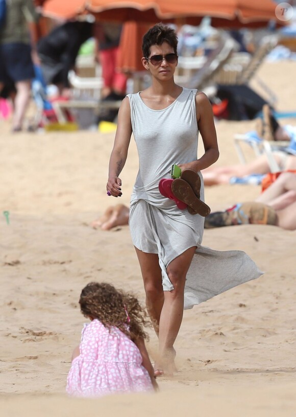 Olivier Martinez, Halle Berry et sa fille Nahla en vacances sur une plage d'Hawai le 27 mars 2013.