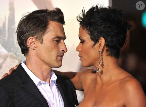 Halle Berry et son fiancé Olivier Martinez à l'avant-première du film Cloud Atlas au théâtre Grauman Chinese à Hollywood, le 24 octobre 2012.