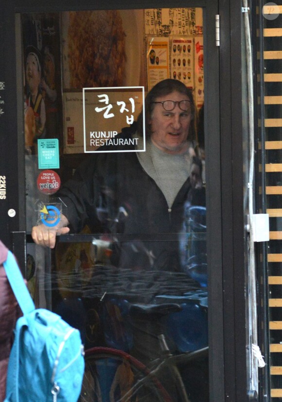 L'acteur Gérard Depardieu va dejeuner au restaurant coréen Kunjip avec sa fille Roxane à New York, le 5 avril 2013 alors qu'il etait convoqué le même jour au tribunal à Paris pour conduite en etat d'ivresse.