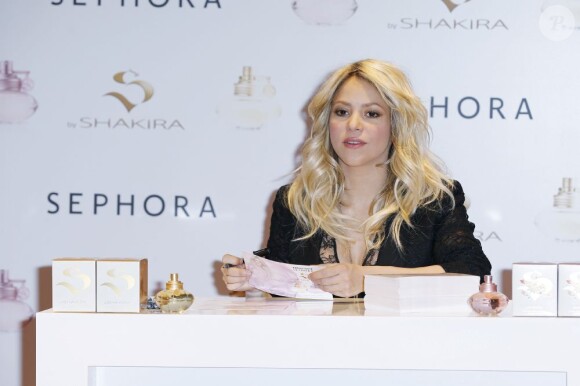 La chanteuse Shakira présente sa nouvelle fragrance chez Sephora à Paris le 27 mars 2013.