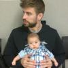 Gerard Piqué et le petit Milan. Le 5 avril 2013. C'est Shakira qui prend la photo.