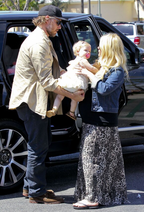 Jessica Simpson, son fiancé Eric Johnson et leur petite Maxwell dans les rues de Calabasas, samedi 6 avril 2013.