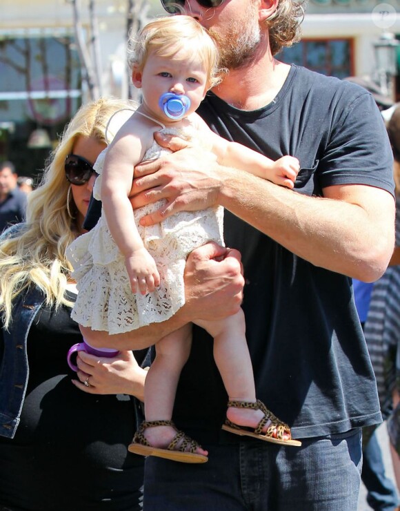 La jolie Jessica Simpson, son fiancé Eric Johnson et leur petite Maxwell dans les rues de Calabasas ce samedi 6 avril 2013.