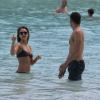Jessica Alba et son mari Cash Warren se baignent sur une plage de Saint-Barthélemy le 6 avril 2013.