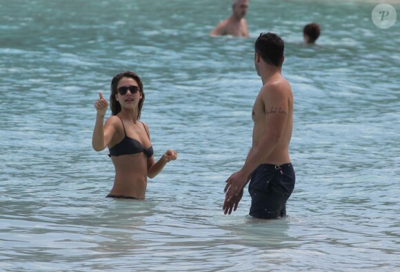Jessica Alba et son mari Cash Warren se baignent sur une plage de Saint-Barthélemy le 6 avril 2013.