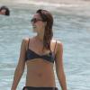Jessica Alba et Cash Warren se baignent sur une plage de Saint-Barthélemy le 6 avril 2013.