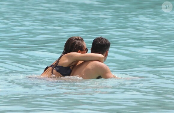 Jessica Alba accrochée à son mari Cash Warren sur une plage de Saint-Barthélemy le 6 avril 2013.