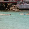 Jessica Alba et Cash Warren se baignent sur une plage de Saint-Barthélemy le 6 avril 2013.
