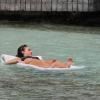 Jessica Alba  en bikini et Cash Warren se baignent sur une plage de Saint-Barthélemy le 6 avril 2013.
