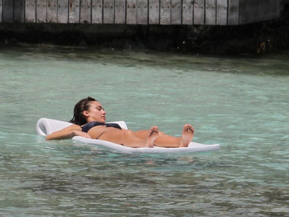 Jessica Alba  en bikini et Cash Warren se baignent sur une plage de Saint-Barthélemy le 6 avril 2013.