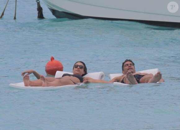 L'actrice Jessica Alba et Cash Warren se baignent sur une plage de Saint-Barthélemy le 6 avril 2013.