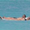 Jessica Alba et Cash Warren se baignent sur une plage de Saint-Barthélemy le 6 avril 2013.