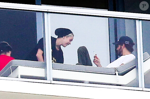 Miley Cyrus au balcon de son hôtel avec des amis à Miami, le 6 avril 2013.