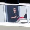 Miley Cyrus au balcon de son hôtel de Miami en compagnie d'amis, le 6 avril 2013.