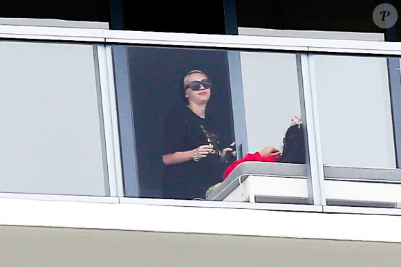 Miley Cyrus au balcon de son hôtel de Miami en compagnie d'amis, le 6 avril 2013.