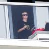 Miley Cyrus au balcon de son hôtel en compagnie d'amis à Miami, le 6 avril 2013.