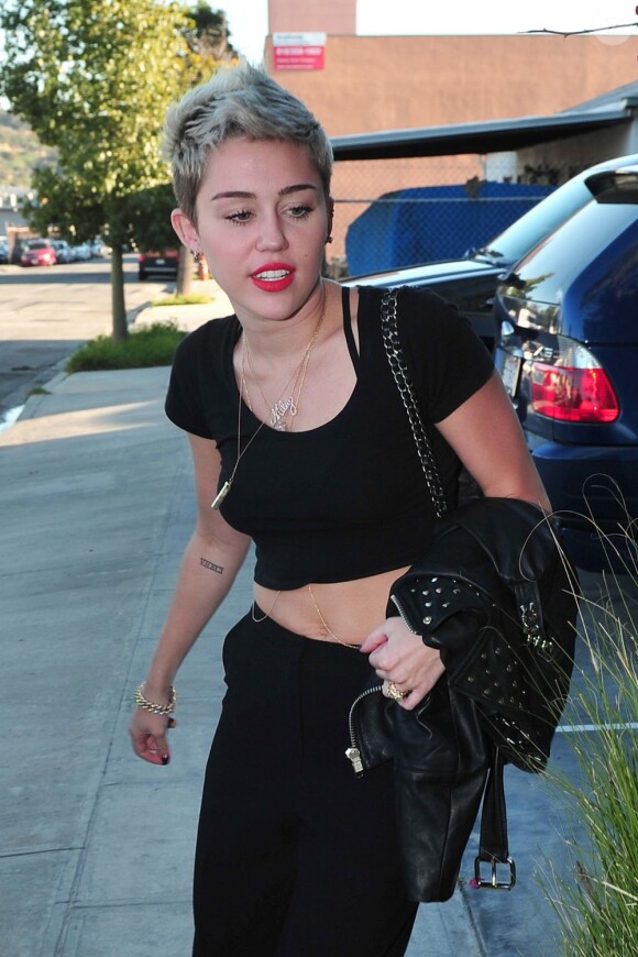 Miley Cyrus dans les rues de Glendale, le 1 mars 2013.
